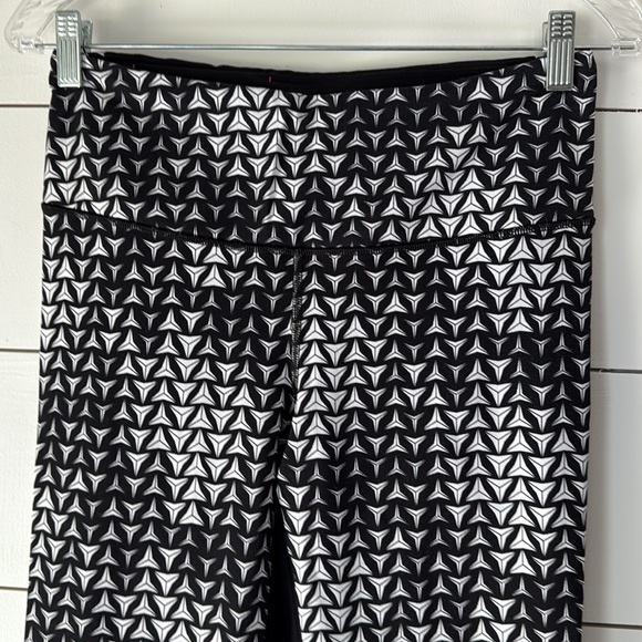 Victoria's Secret Sport Knockout Tight Leggings Sz M - Picture 3 of 11